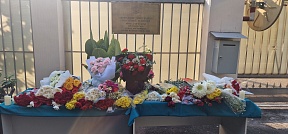 Высшее руководство г. Хошимина во главе с Председателем Народного комитета товарищем Фан Ван Маем,  а также руководители консульских учреждений дружественных стран лично посетили Генеральное  консульство России и оставили записи в книге соболезнований